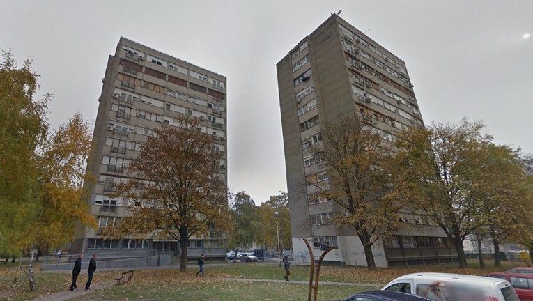 Žena u Osijeku terorizira ljude, na djecu s 11. kata baca noževe