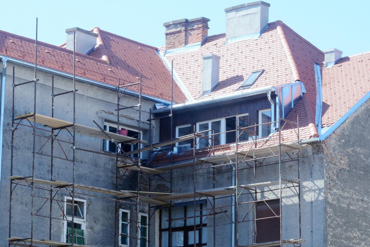 Radnik pao sa skele u Sisku, poginuo je