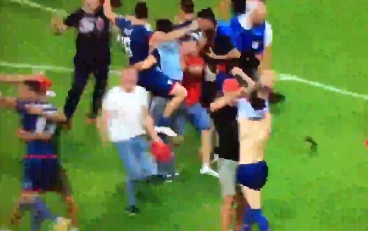 Delirij zvezdaša u Salzburgu: Navijači upali u teren i igrače svukli do gola