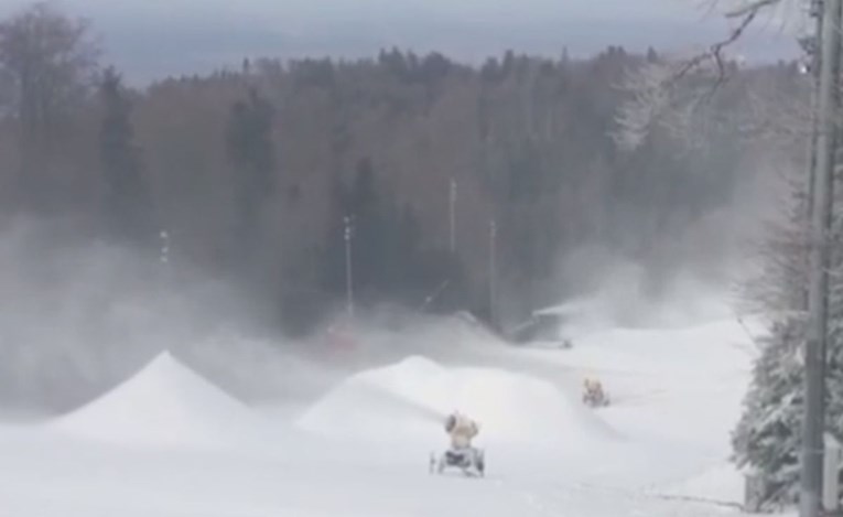 VIDEO Snježni topovi na Sljemenu rade punom parom, pogledajte kako se bijeli