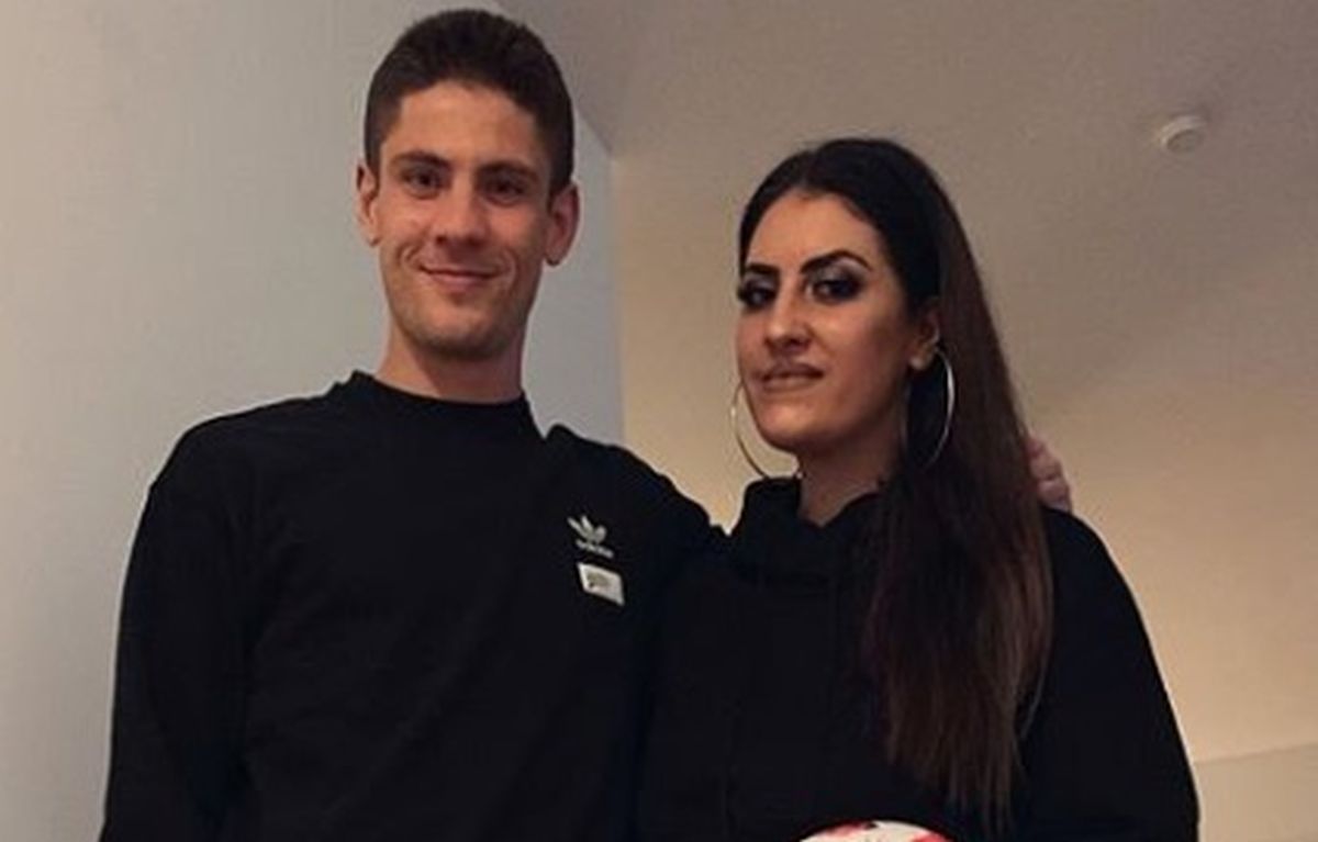 Kramarić pozirao sa zgodnom sestrom, navijače oduševila stvar u njenim rukama