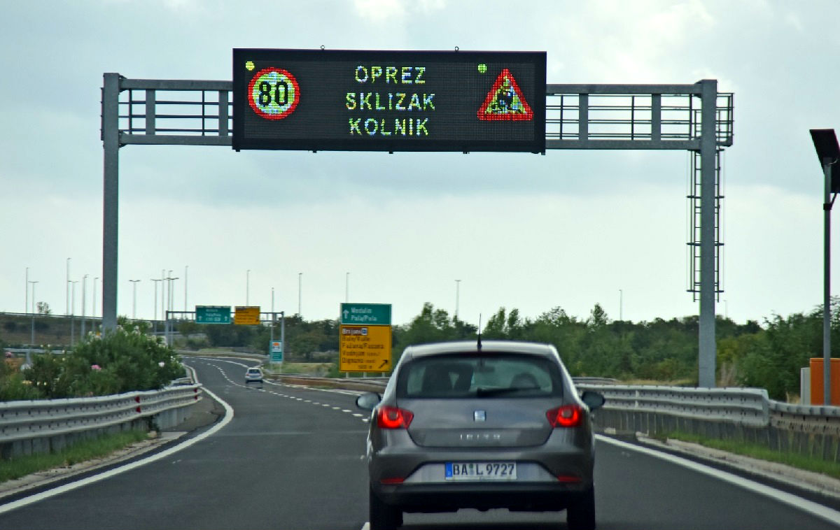Vozači, pazite! Ceste su mokre i skliske
