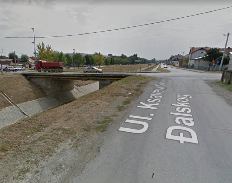 U Slavonskom Brodu na kružnom toku autom udario ženu s djetetom