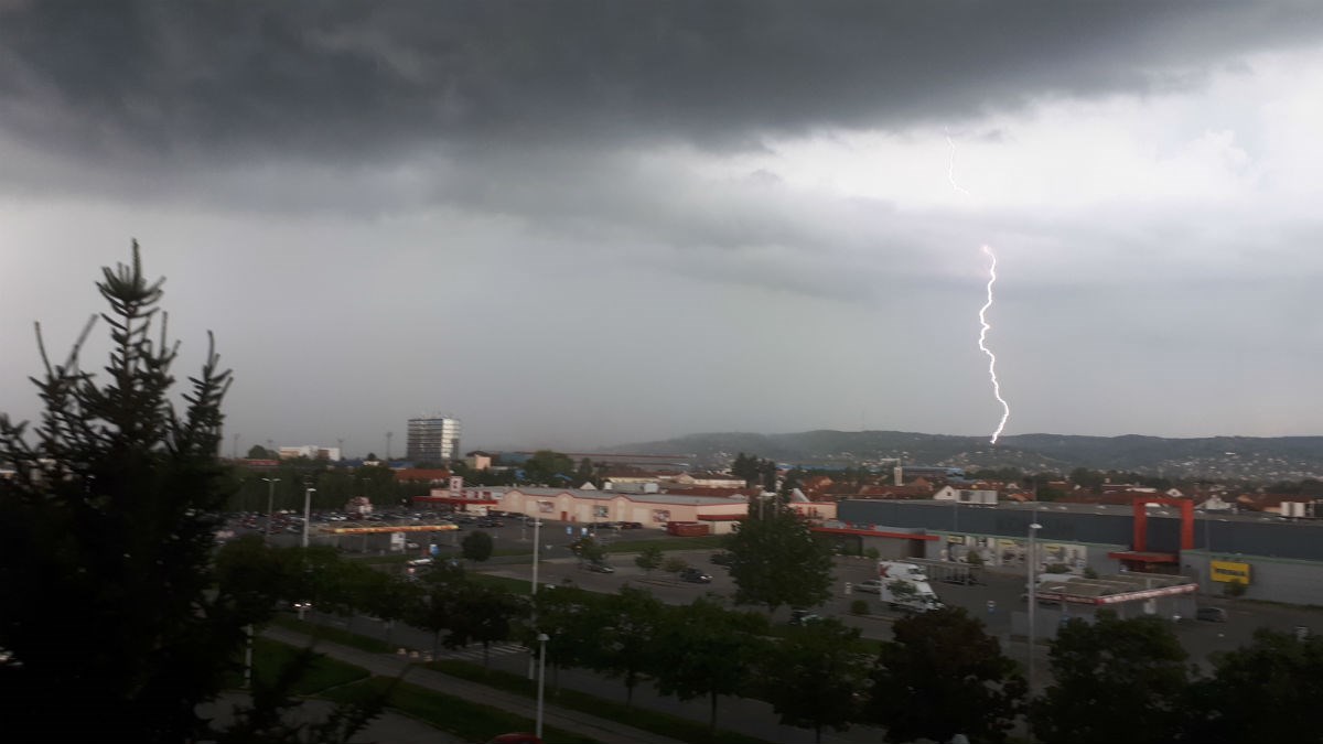 VIDEO Slavonski Brod pogodilo nevrijeme s tučom