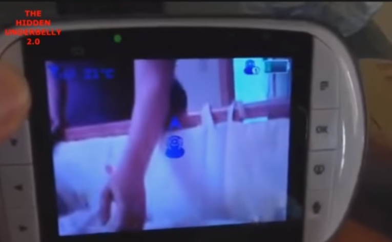 Bizarna snimka: Baby monitor prikazao nešto čudno iza leđa majke u dječjoj sobi