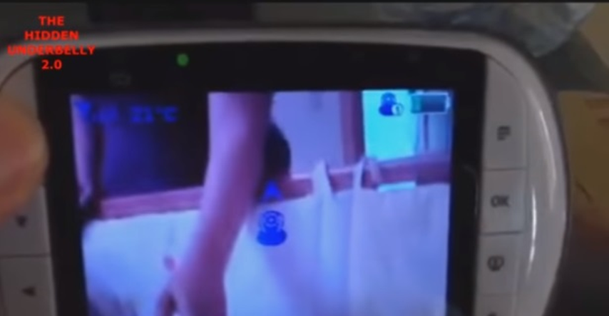 Bizarna snimka: Baby monitor prikazao nešto čudno iza leđa majke u dječjoj sobi