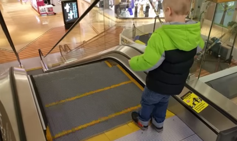 Znate li zašto su pokretne stepenice uvijek rebraste? Postoje dva razloga