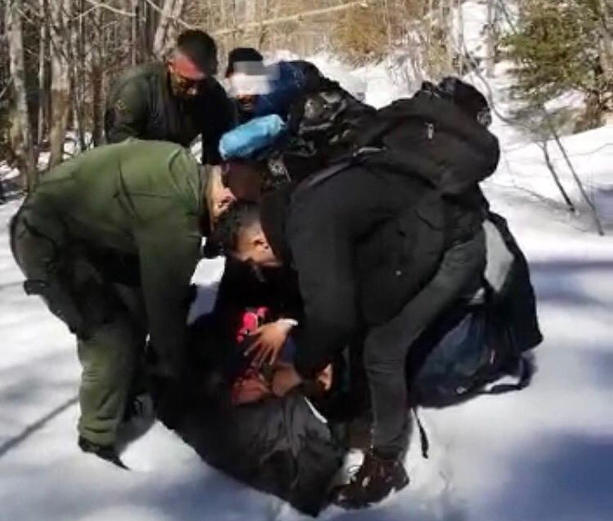 Policija kod Korenice spasila trudnu migranticu. Nosili su je na rukama do auta