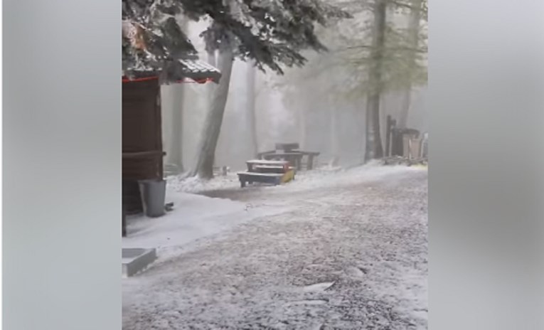 Vratila se zima: Na Sljemenu pao snijeg, blokirane ceste diljem zemlje
