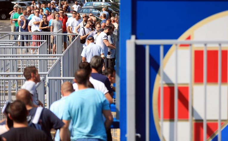 Igrači dijelili vodu navijačima koji stoje u redu za Dinamovu utakmicu sezone
