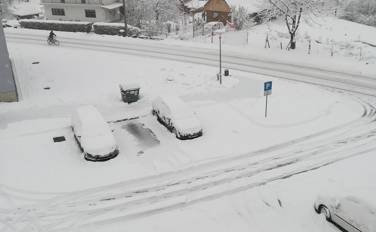 FOTO Snijeg radi kaos u prometu, olujni vjetar zatvara ceste na moru