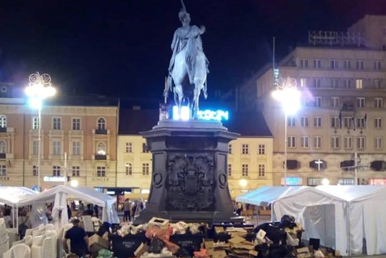 FOTO Kip bana Jelačića u centru Zagreba zatrpan smećem