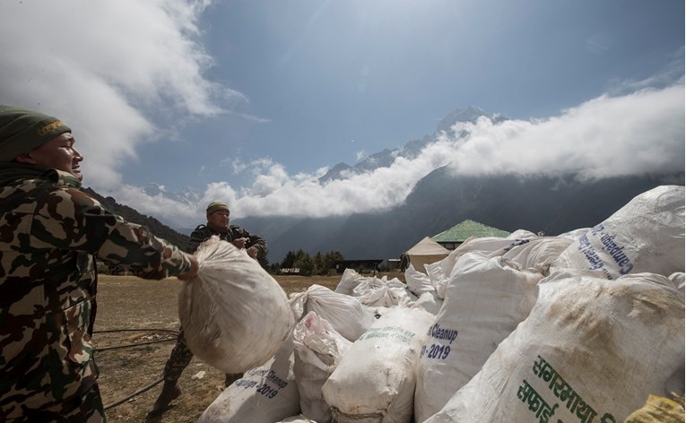 S Mount Everesta uklonjeno 11 tona smeća, bilo je i ljudskih tijela