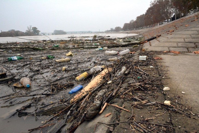 Obala Save u Slavonskom Brodu puna je smeća, pogledajte slike