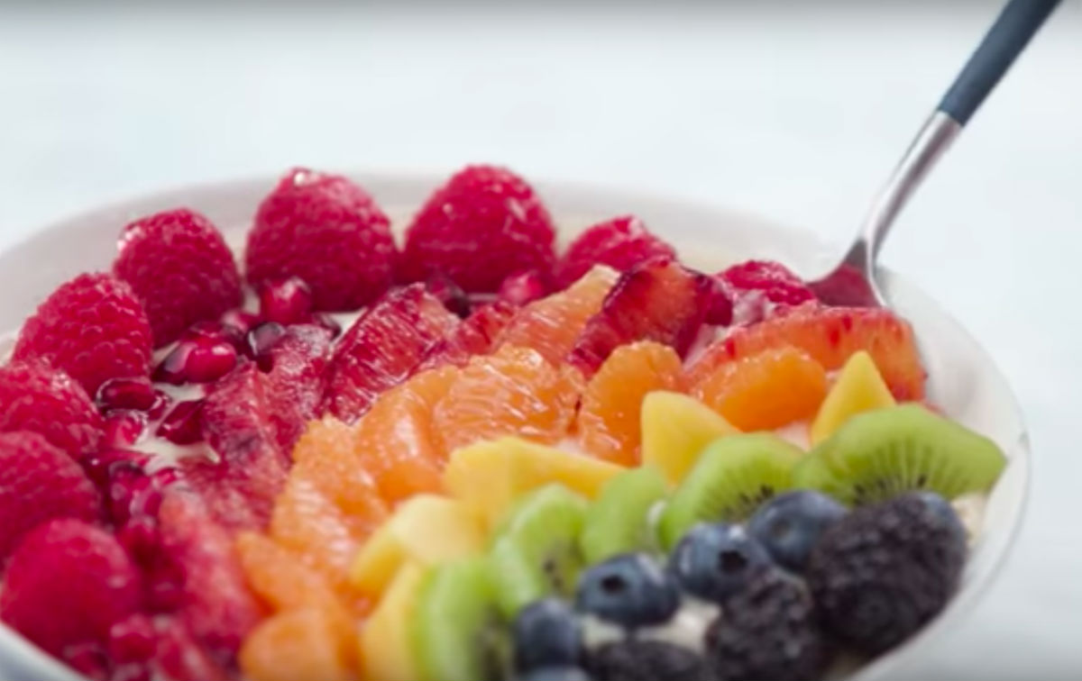 Smoothie od voća u duginim bojama idealna je zdrava užina