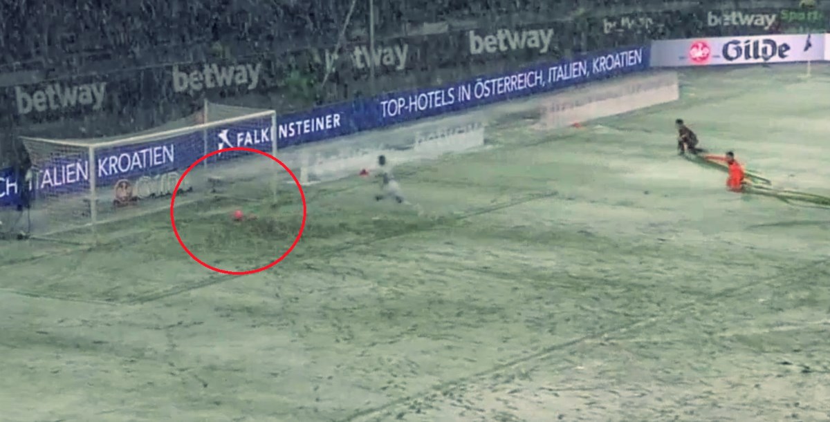 Zaobišao je golmana, poslao loptu u praznu mrežu, a ona je stala u - snijegu