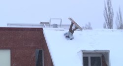 Ovaj tip mamuran se išao spustiti snowboardom niz krov. Nije dobro završilo