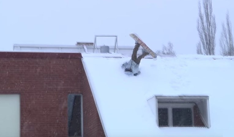 Ovaj tip mamuran se išao spustiti snowboardom niz krov. Nije dobro završilo