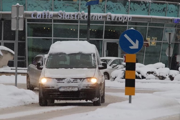 Snijeg prekrio BiH, promet je u blokadi
