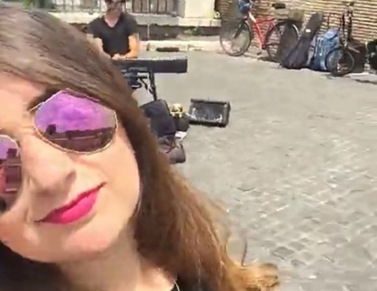 Cura snimala selfie pa ostala u šoku kad je shvatila što joj je stranac napravio
