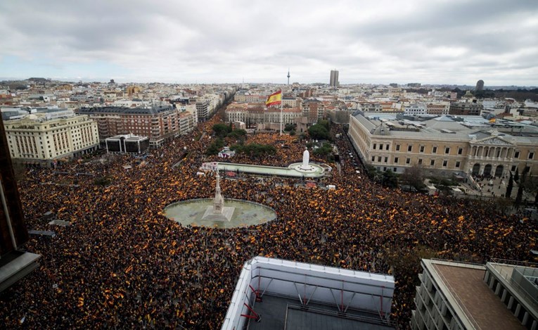 Deseci tisuća desničara u Madridu prosvjedovali protiv neovisne Katalonije