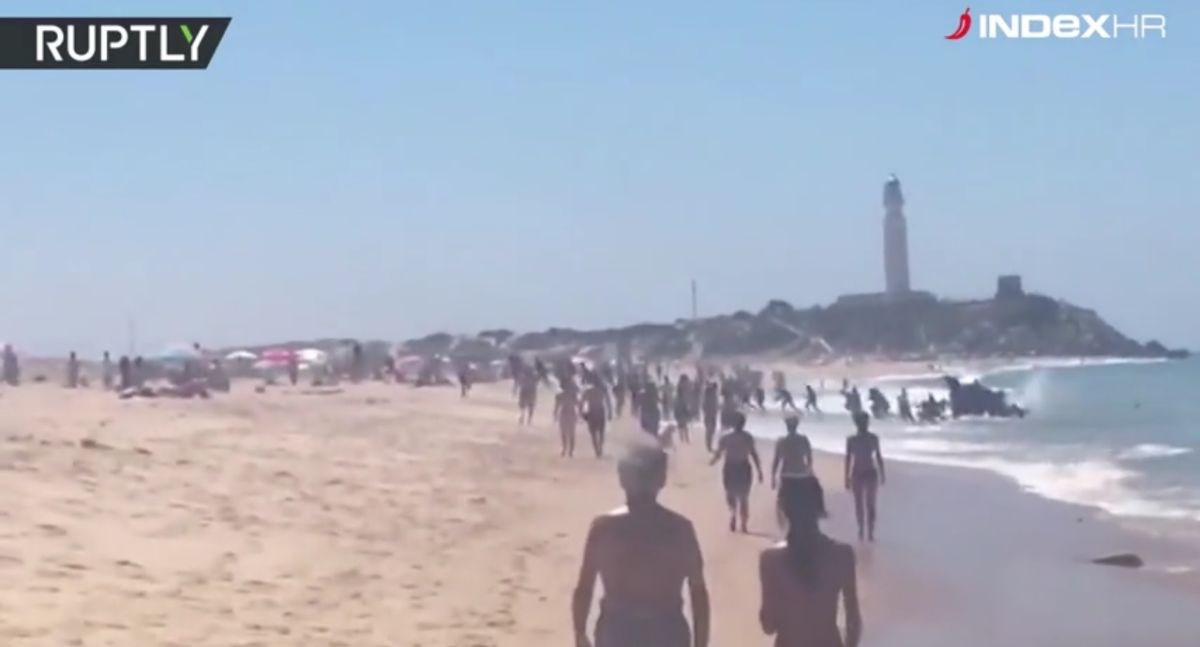 VIDEO Migranti se iskrcali nasred prepune španjolske plaže