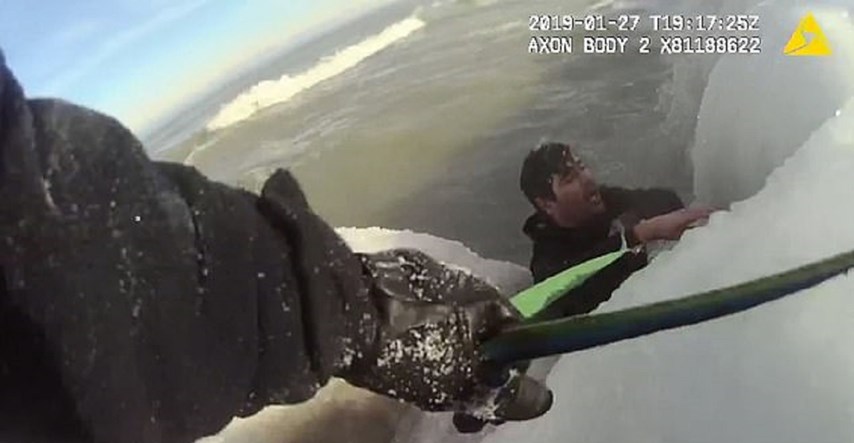 Dramatična snimka: Skočio u jezero da spasi psa pa policija spašavala njega