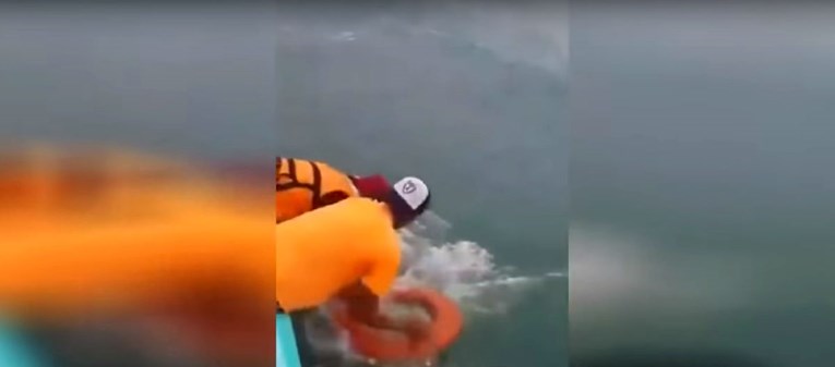 VIDEO Tinejdžer spašen iz Meksičkog zaljeva, braća mu se utopila