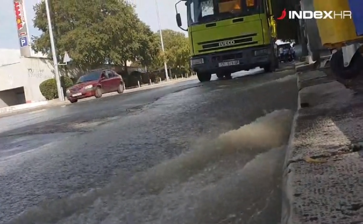 U Splitu pukla cijev i potopila ulicu