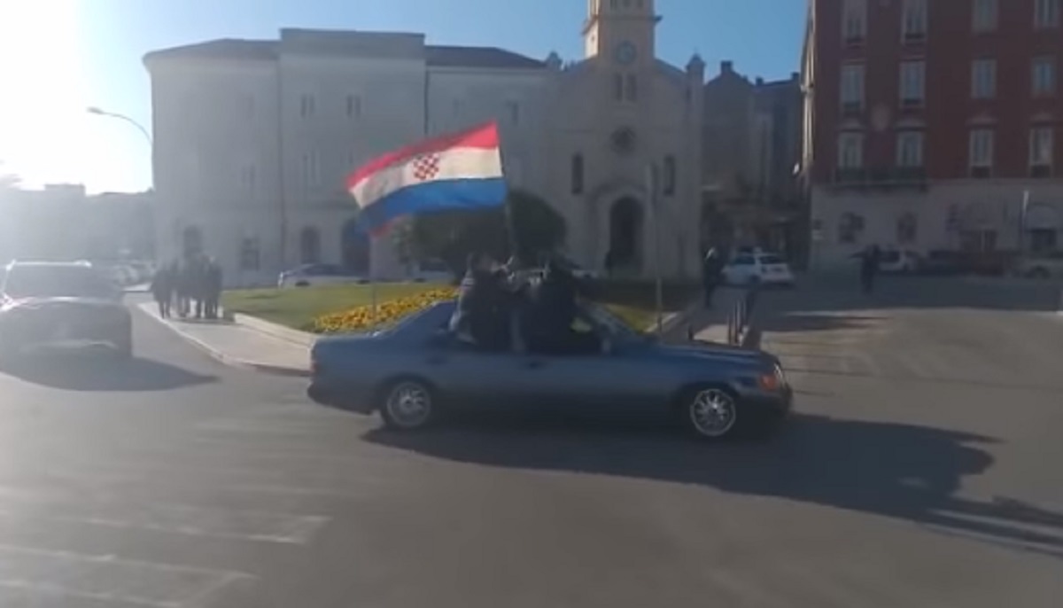 Prosvjednik u Splitu vidio svatove sa zastavom s prvim bijelim poljem: "Ustaše"