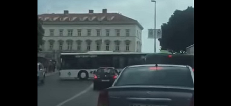 Autobus se usred Splita okretao preko pune crte, pogledajte snimku