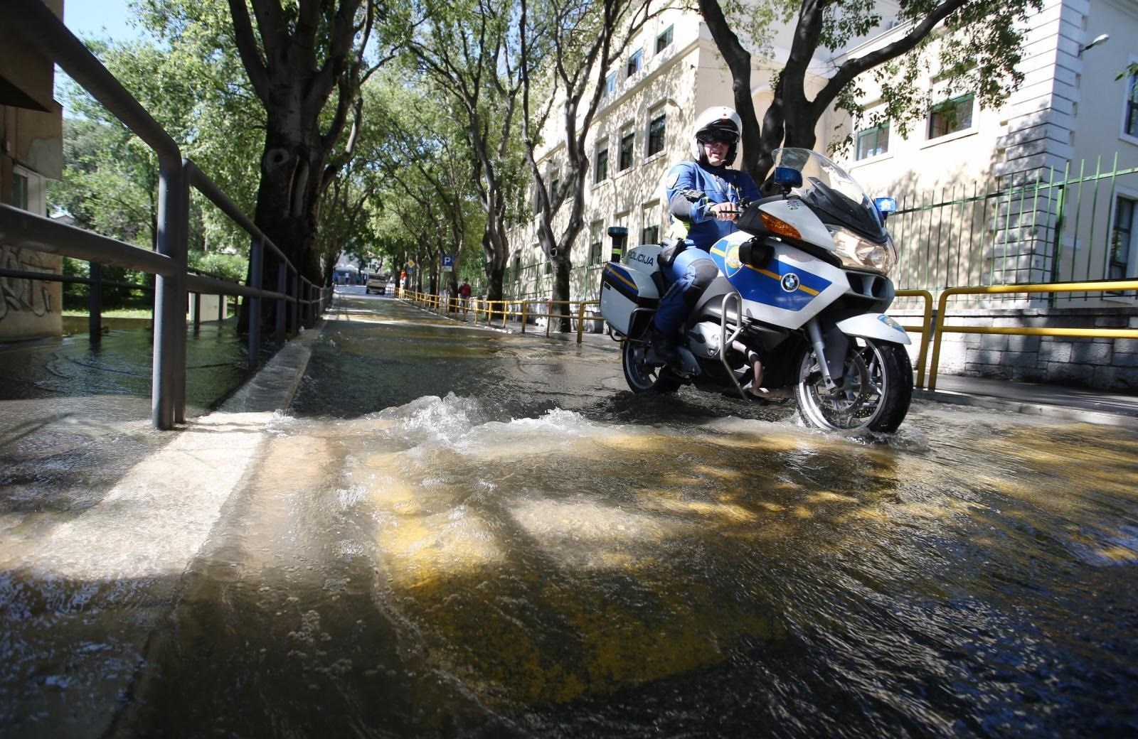 Splićanima voda stiže tek kasno popodne, dotad ih tješe dvije cisterne