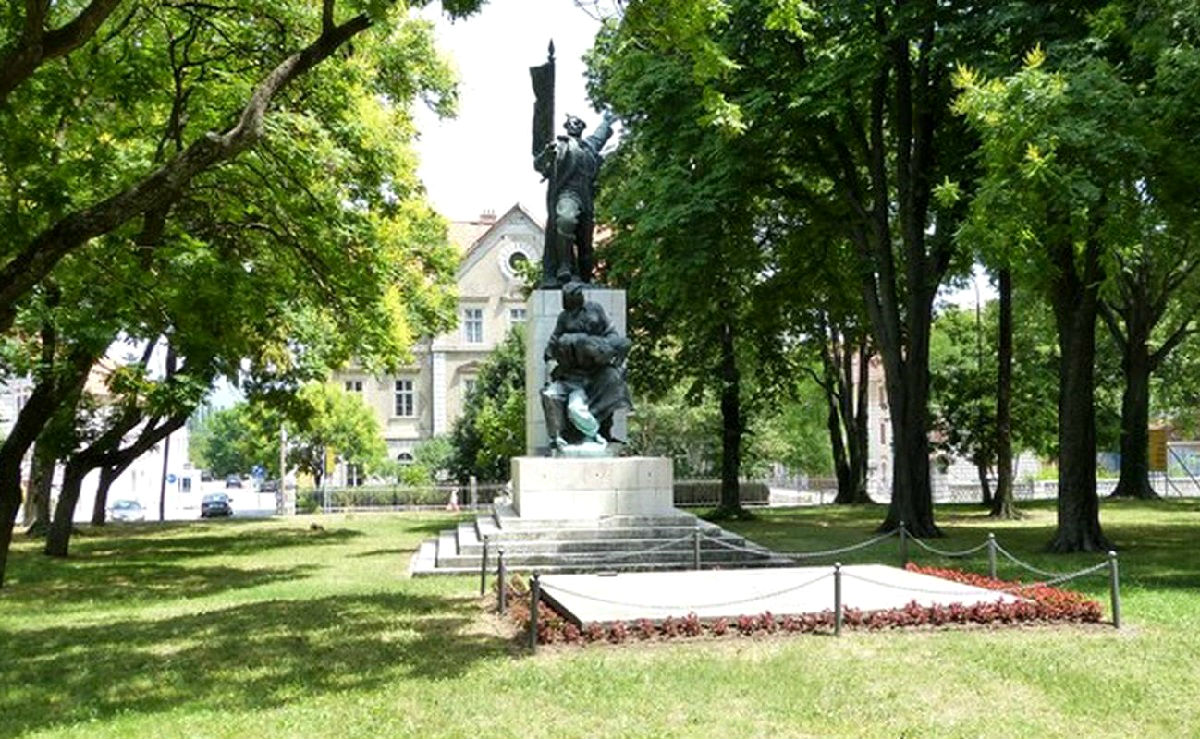 Objavljeno za što se tereti muškarca koji je urinirao po spomeniku antifašistima