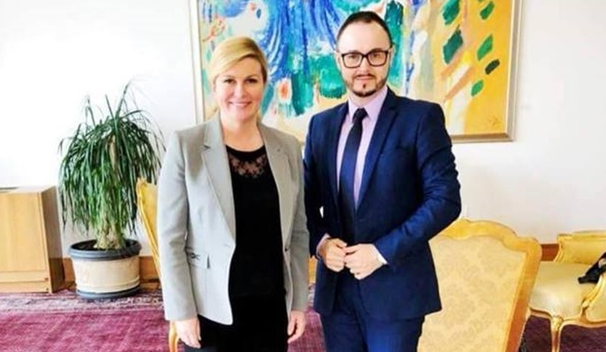 Reklama s Pantovčaka: Kolinda se naslikava s tipom zbog kojeg je smršavjela