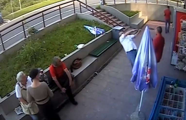 Muškarac u Beogradu nokautirao drugog ispred dućana, kamera sve snimila