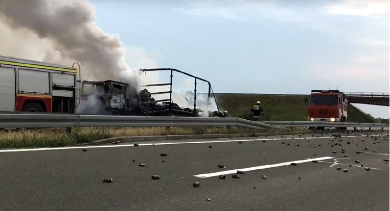 Eksplozija na autocesti Zagreb - Beograd, kamion potpuno izgorio