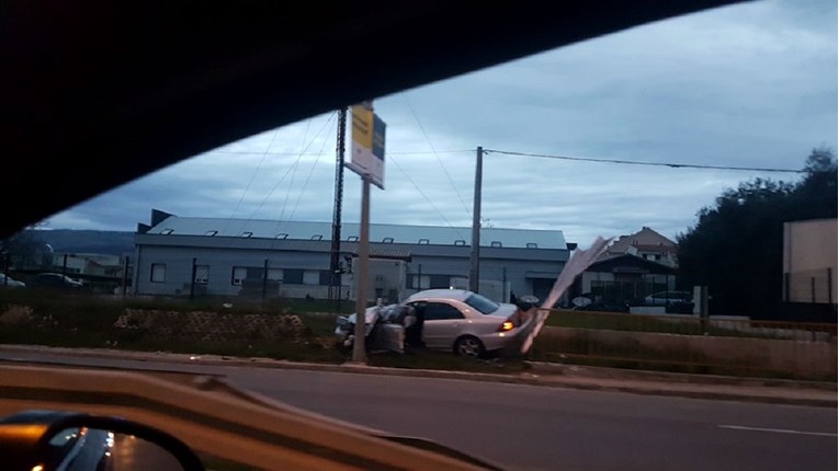 Sudar auta i teretnjaka u Splitu, auto završio u stupu