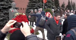 Hrabri Rus u Moskvi gađao Staljinov kip, pogledajte što mu se dogodilo
