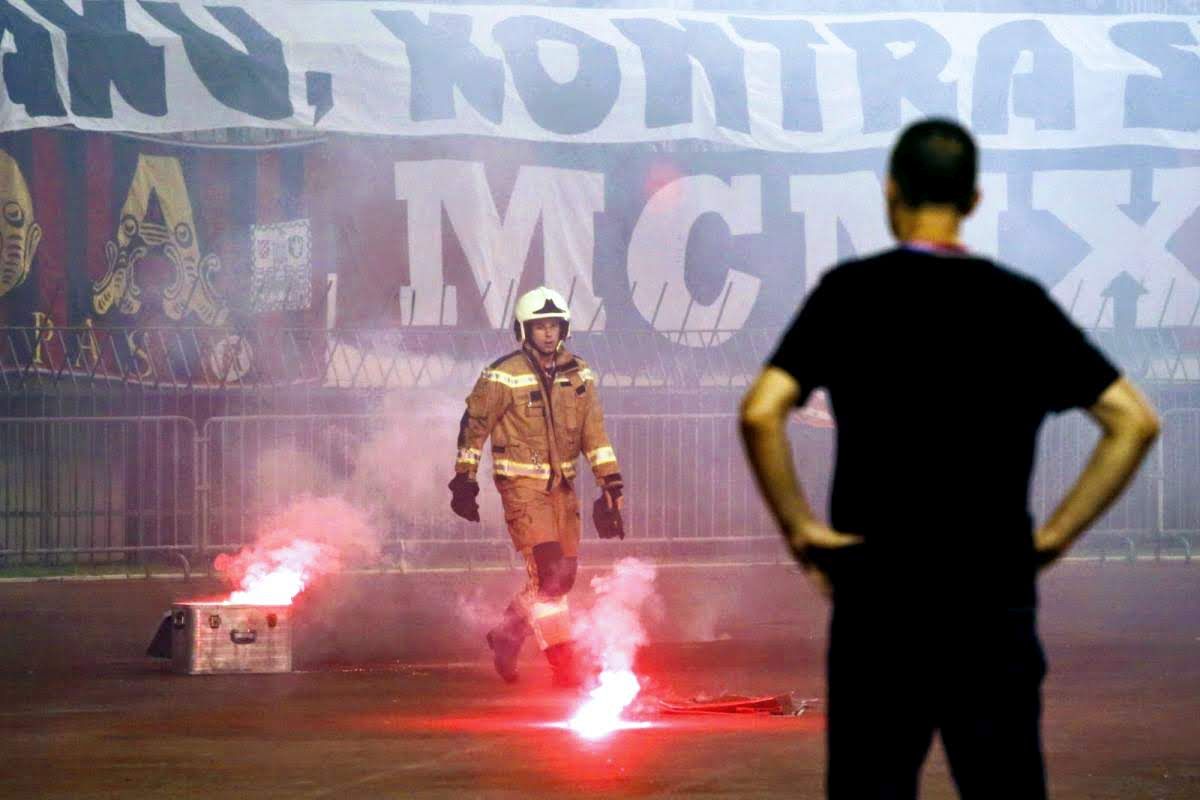 Koji će to trener doći u klub u kojem se mora penjati na štangu da sačuva posao?
