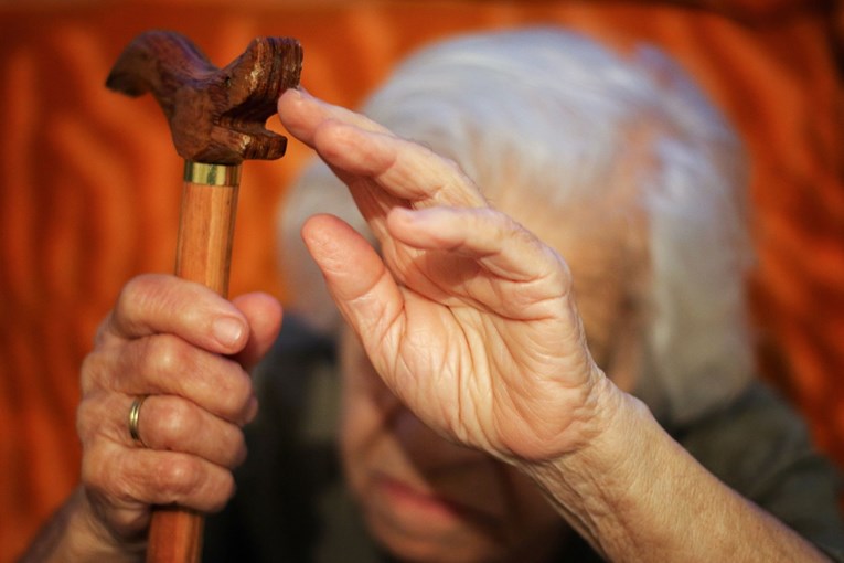 Starici od 95 godina ponudile masažu pa je opljačkale
