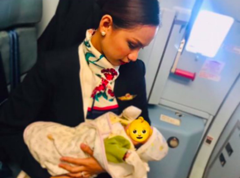 Stjuardesa podojila bebu nepoznate putnice koja je ostala bez hrane u avionu