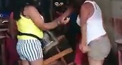 VIDEO Uhvatila muža kako pije s drugim ženama pa ga isprebijala stolicom