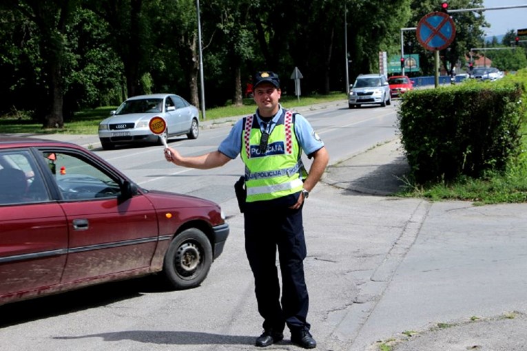 Policija uhvatila upravitelja požeškog zatvora, koristio je mobitel u vožnji