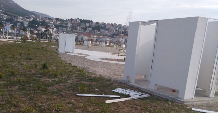 Pogledajte novu plažu kraj Splita: Razbijene kabine, netko je vršio veliku nuždu