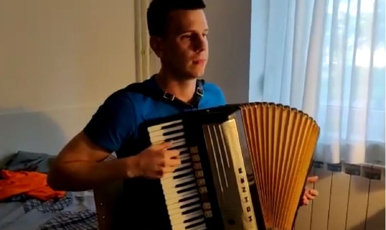 Zagrebački student zasvirao špicu Igre prijestolja na harmonici i postao hit