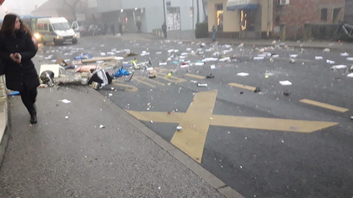 Blokirala promet: Zagrepčanka bacala dečkove stvari kroz prozor?