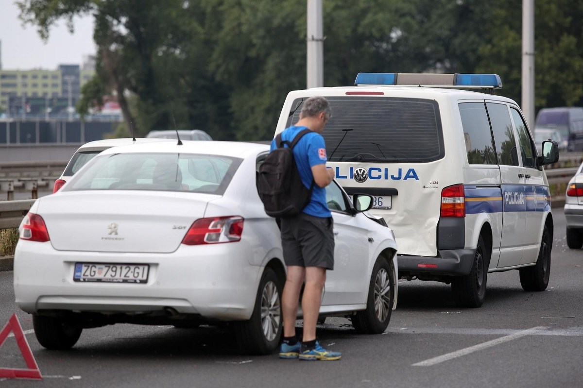 Na zagrebačkom Mostu mladosti sudarila se tri auta i policijski kombi