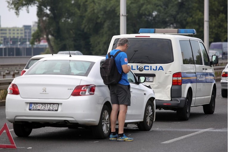 Na zagrebačkom Mostu mladosti sudarila se tri auta i policijski kombi