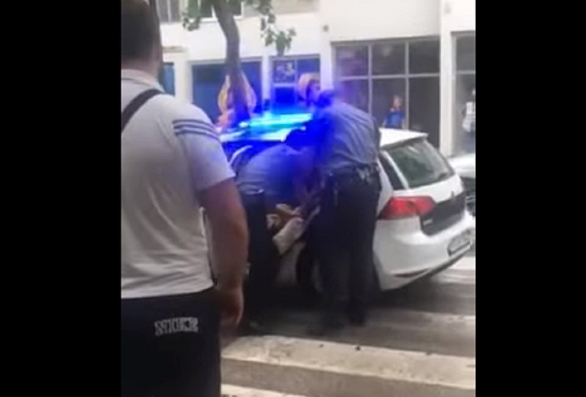 VIDEO Mostarski policajci se potukli s muškarcem koji je blokirao cestu, građani sve snimali
