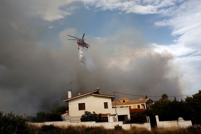 VIDEO Strašni požari u Grčkoj, ljudi bježe iz svojih domova